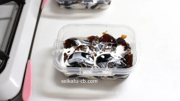 生クリームをかけたコーヒーゼリー