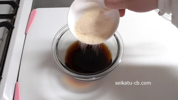 コーヒー100mlに粉ゼラチン8gを加える