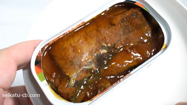 ふたを開けた高いさんまの蒲焼缶