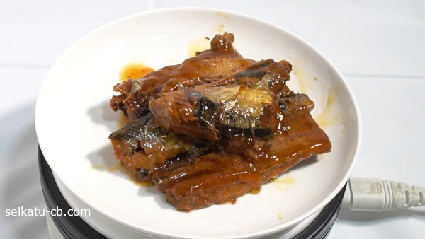 皿に取った高いさんまの蒲焼缶