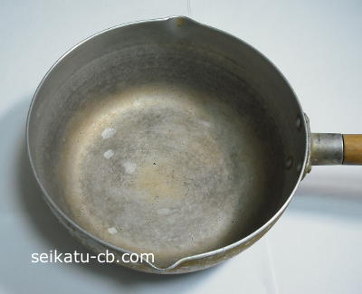 白い汚れがついたアルミ鍋